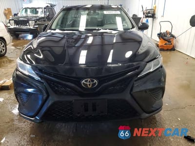 Piąte zdjęcie samochodu w środku: 2018 TOYOTA CAMRY VIN:4T1B11HK5JU112929 - miniatura