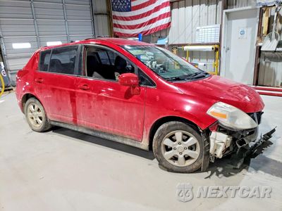 Czwarte zdjęcie samochodu z boku: 2009 NISSAN VERSA S VIN:3N1BC13E49L413927 - miniatura