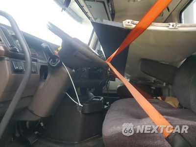 Piąte zdjęcie samochodu w środku: 2017 VOLVO VNL SEMI TRUCK VIN:4V4N39TG4HN988025 - miniatura