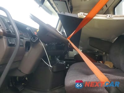 Piąte zdjęcie samochodu w środku: 2017 VOLVO VNL SEMI TRUCK VIN:4V4N39TG4HN988025 - miniatura