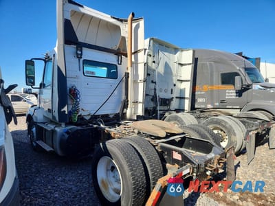 Trzecie zdjęcie samochodu z tyłu: 2012 VOLVO VNL SEMI TRUCK VIN:4V4N19EH2CN549507 - miniatura