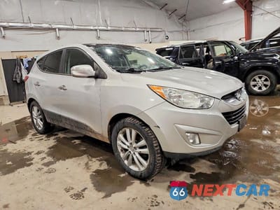 Czwarte zdjęcie samochodu z boku: 2010 HYUNDAI TUCSON VIN:KM8JUCAC8AU047186 - miniatura