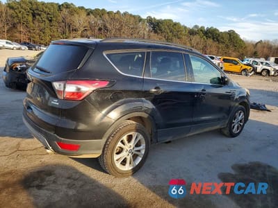 Trzecie zdjęcie samochodu z tyłu: 2018 FORD ESCAPE SE VIN:1FMCU0GD5JUA35455 - miniatura