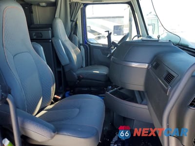 Piąte zdjęcie samochodu w środku: 2024 VOLVO VN VNL - SEMI TRUCK VIN:4V4NC9EH9RN637148 - miniatura