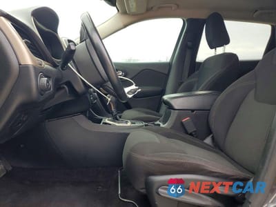 Zdjęcie 7 z 13 samochodu: 2017 JEEP CHEROKEE LATITUDE VIN:1C4PJLCB2HW628919 - miniatura