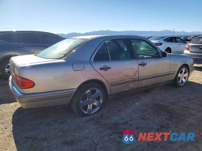 Trzecie zdjęcie samochodu z tyłu: 1996 MERCEDES-BENZ E 320 VIN:WDBJF55FXTJ010822 - miniatura