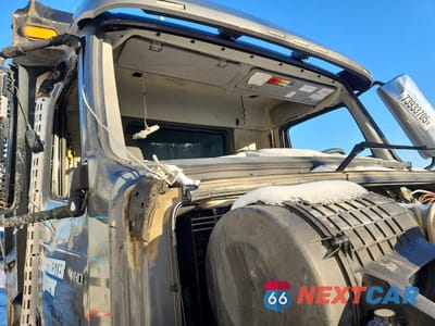 Zdjęcie 9 z 10 samochodu: 2022 VOLVO VHD DUMP TRUCK VIN:4V5KC9EH0NN601762 - miniatura