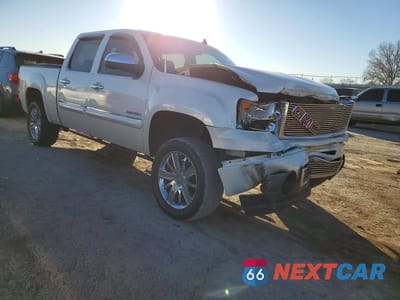 Czwarte zdjęcie samochodu z boku: 2013 GMC SIERRA K1500 DENALI VIN:3GTP2XE24DG109588 - miniatura