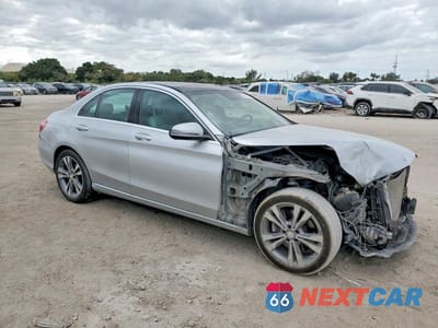 Czwarte zdjęcie samochodu z boku: 2017 MERCEDES-BENZ C 300 VIN:55SWF4JB9HU194717 - miniatura