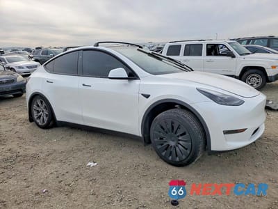 Czwarte zdjęcie samochodu z boku: 2023 TESLA MODEL Y VIN:7SAYGAEE1PF881184 - miniatura