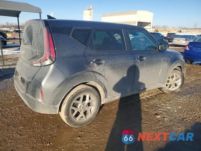 Trzecie zdjęcie samochodu z tyłu: 2023 KIA SOUL LX VIN:KNDJ23AU7P7879094 - miniatura