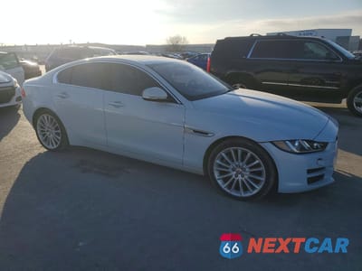 Czwarte zdjęcie samochodu z boku: 2017 JAGUAR XE FIRST EDITION VIN:SAJAH4BV4HA946591 - miniatura