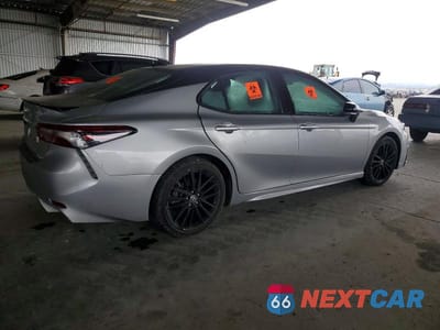 Trzecie zdjęcie samochodu z tyłu: 2022 TOYOTA CAMRY HYBRID XSE VIN:4T1K31AK3NU043894 - miniatura