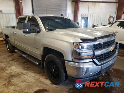 Czwarte zdjęcie samochodu z boku: 2018 CHEVROLET SILVERADO K1500 LT VIN:1GCUKREC1JF176735 - miniatura