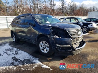 Czwarte zdjęcie samochodu z boku: 2017 CHEVROLET TRAVERSE LS VIN:1GNKRFEDXHJ110726 - miniatura