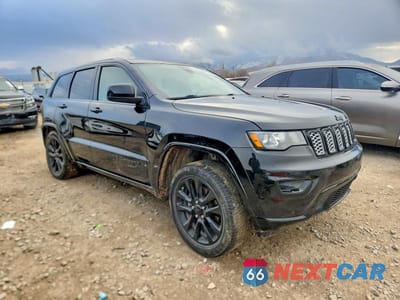 Czwarte zdjęcie samochodu z boku: 2018 JEEP GRAND CHEROKEE LAREDO VIN:1C4RJFAG7JC335758 - miniatura