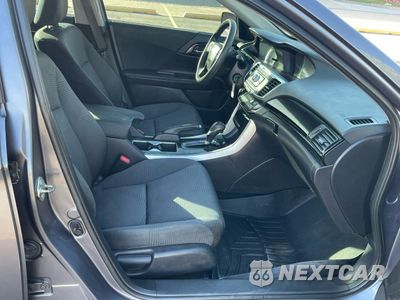 Piąte zdjęcie samochodu w środku: 2017 HONDA ACCORD LX VIN:1HGCR2F34HA135473 - miniatura