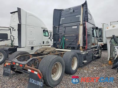 Czwarte zdjęcie samochodu z boku: 2006 VOLVO VNL SEMI TRUCK VIN:4V4NC9GH66N442911 - miniatura