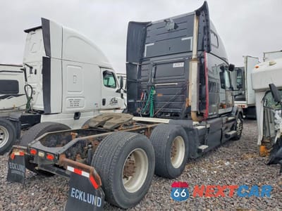 Czwarte zdjęcie samochodu z boku: 2006 VOLVO VNL SEMI TRUCK VIN:4V4NC9GH66N442911 - miniatura