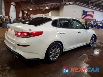 Trzecie zdjęcie samochodu z tyłu: 2019 KIA OPTIMA LX VIN:5XXGT4L3XKG341118 - miniatura