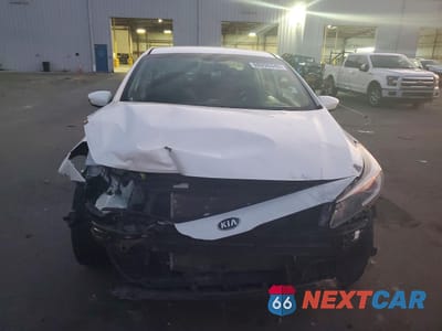 Piąte zdjęcie samochodu w środku: 2018 KIA FORTE LX VIN:3KPFL4A73JE178403 - miniatura