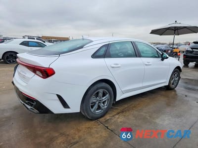 Trzecie zdjęcie samochodu z tyłu: 2023 KIA K5 LXS VIN:5XXG14J28PG213046 - miniatura