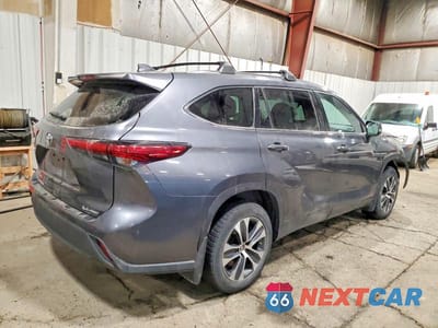Trzecie zdjęcie samochodu z tyłu: 2020 TOYOTA HIGHLANDER XLE VIN:5TDGZRBHXLS521885 - miniatura