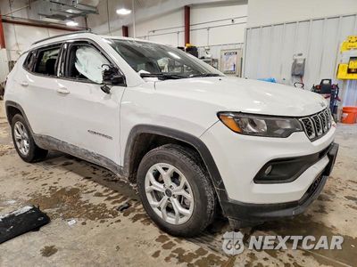 Czwarte zdjęcie samochodu z boku: 2025 JEEP COMPASS LATITUDE VIN:3C4NJDBN9ST535711 - miniatura