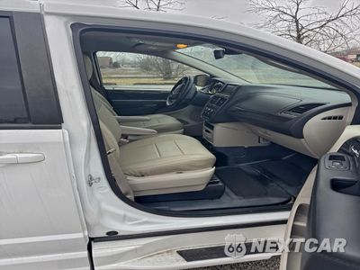 Piąte zdjęcie samochodu w środku: 2018 DODGE GRAND CARAVAN SE VIN:2C7WDGBG2JR363038 - miniatura