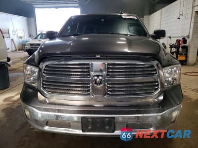 Piąte zdjęcie samochodu w środku: 2018 RAM BIG HORN 4WD 5.7L V8 CREW CAB VIN:3C6RR7LT0JG195775 - miniatura