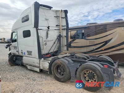 Trzecie zdjęcie samochodu z tyłu: 2021 VOLVO VNL SEMI TRUCK VIN:4V4NC9EH4MN287517 - miniatura