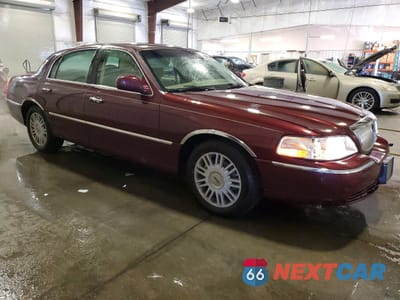 Czwarte zdjęcie samochodu z boku: 2008 LINCOLN TOWN CAR SIGNATURE LIMITED VIN:2LNHM82VX8X656083 - miniatura
