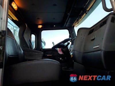 Piąte zdjęcie samochodu w środku: 2017 KENWORTH CONSTRUCTION T400 VIN:3BKBA28X0HF158957 - miniatura