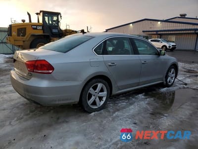 Trzecie zdjęcie samochodu z tyłu: 2013 VOLKSWAGEN PASSAT SE VIN:1VWBP7A30DC124244 - miniatura