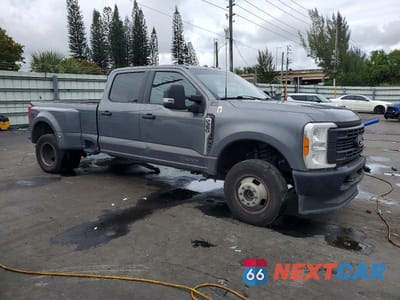Czwarte zdjęcie samochodu z boku: 2024 FORD F350 SUPER DUTY VIN:1FT8W3DTXPED65239 - miniatura