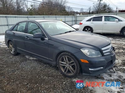 Czwarte zdjęcie samochodu z boku: 2013 MERCEDES-BENZ C 300 4MATIC VIN:WDDGF8AB6DA839538 - miniatura