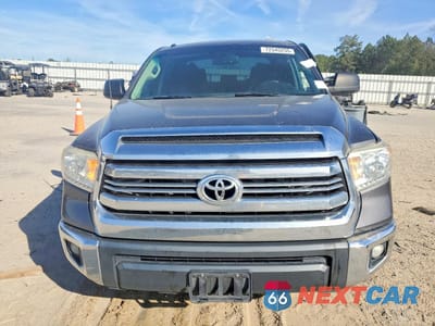 Piąte zdjęcie samochodu w środku: 2017 TOYOTA TUNDRA CREWMAX SR5 VIN:5TFDW5F14HX597685 - miniatura