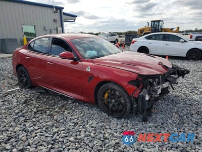 Czwarte zdjęcie samochodu z boku: 2018 ALFA ROMEO GIULIA QUADRIFOGLIO VIN:ZARFAEAV9J7575730 - miniatura