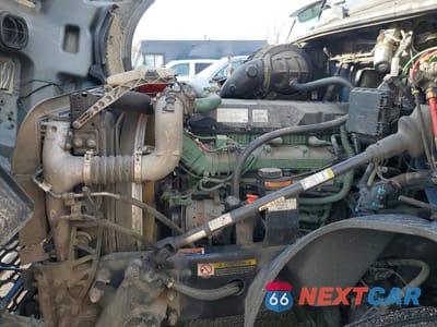 Zdjęcie 7 z 10 samochodu: 2020 VOLVO VNL SEMI TRUCK VIN:4V4NC9EHXLN255878 - miniatura