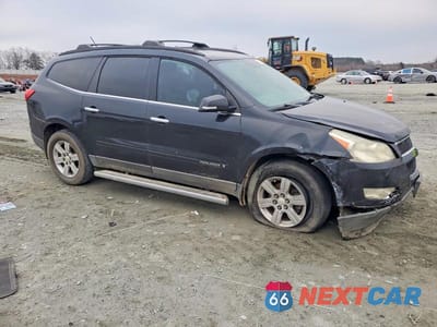 Czwarte zdjęcie samochodu z boku: 2009 CHEVROLET TRAVERSE VIN:1GNEV23D79S117410 - miniatura