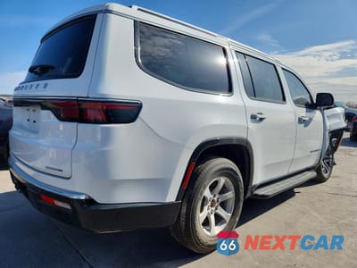 Trzecie zdjęcie samochodu z tyłu: 2023 JEEP WAGONEER SERIES II VIN:1C4SJVBPXPS557641 - miniatura