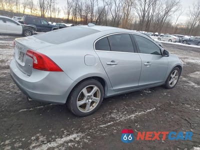 Trzecie zdjęcie samochodu z tyłu: 2013 VOLVO S60 T5 VIN:YV1612FS9D2197976 - miniatura