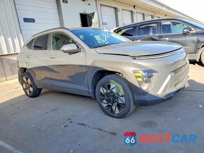 Czwarte zdjęcie samochodu z boku: 2025 HYUNDAI KONA SEL VIN:KM8HBCAB0SU280198 - miniatura