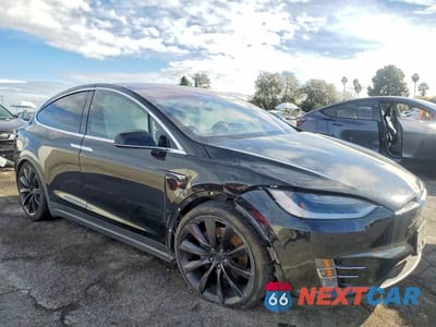 Czwarte zdjęcie samochodu z boku: 2018 TESLA MODEL X VIN:5YJXCBE24JF115117 - miniatura