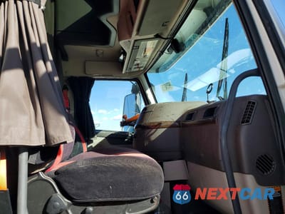 Piąte zdjęcie samochodu w środku: 2018 VOLVO VNL SEMI TRUCK VIN:4V4NC9EHXJN899555 - miniatura