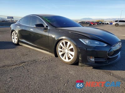 Czwarte zdjęcie samochodu z boku: 2013 TESLA MODEL S VIN:5YJSA1CN5DFP22963 - miniatura