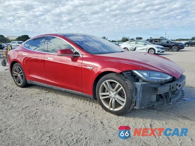 Czwarte zdjęcie samochodu z boku: 2013 TESLA MODEL S VIN:5YJSA1CG6DFP20947 - miniatura