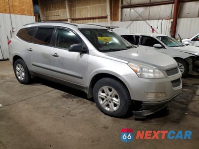 Czwarte zdjęcie samochodu z boku: 2011 CHEV TRAVERSE LS VIN:1GNKVFEDXBJ303588 - miniatura