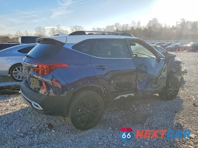 Trzecie zdjęcie samochodu z tyłu: 2023 KIA SELTOS NIGHTFALL VIN:KNDEUCA26P7351038 - miniatura