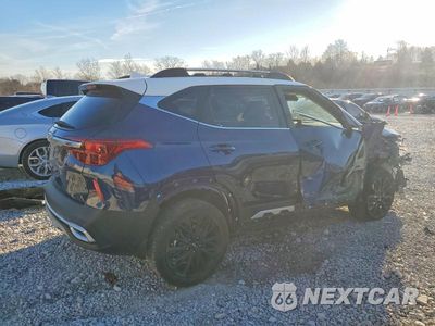 Trzecie zdjęcie samochodu z tyłu: 2023 KIA SELTOS NIGHTFALL VIN:KNDEUCA26P7351038 - miniatura